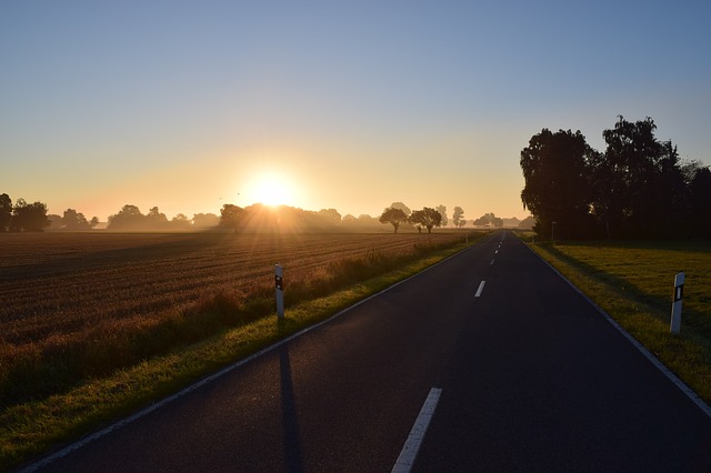 silnice před západem slunce
